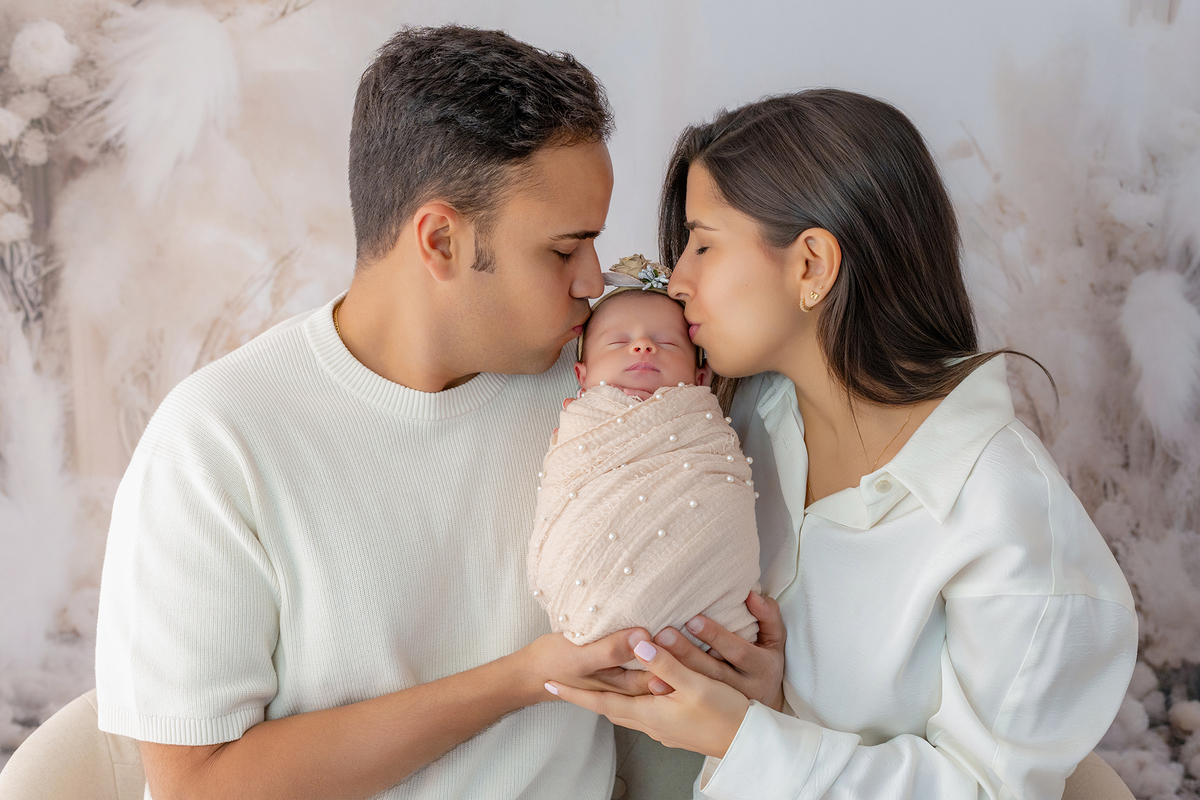 newborn_fotografia_newborn_ensaio_newborn_bebe_recem_nascido_fotografia_infantil_luz_natural_estudio_newborn_sessao_segura_conforto_bebe_primeiros_dias_vida_memorias_familia_bebe_dormindo_posados_suaves_detales_pezinhos_maozinhas_amor_familia_maternidade_