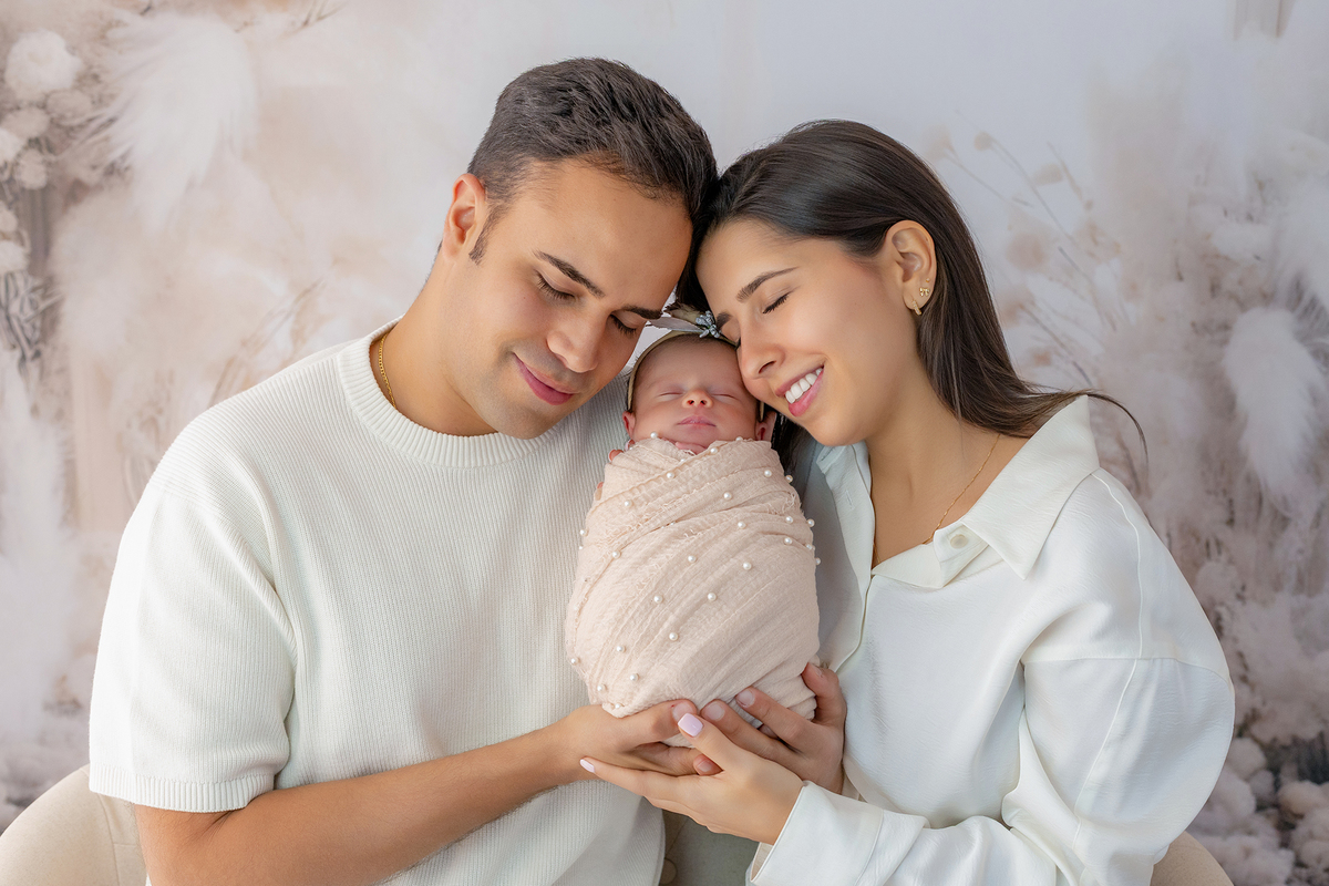 newborn_fotografia_newborn_ensaio_newborn_bebe_recem_nascido_fotografia_infantil_luz_natural_estudio_newborn_sessao_segura_conforto_bebe_primeiros_dias_vida_memorias_familia_bebe_dormindo_posados_suaves_detales_pezinhos_maozinhas_amor_familia_maternidade_