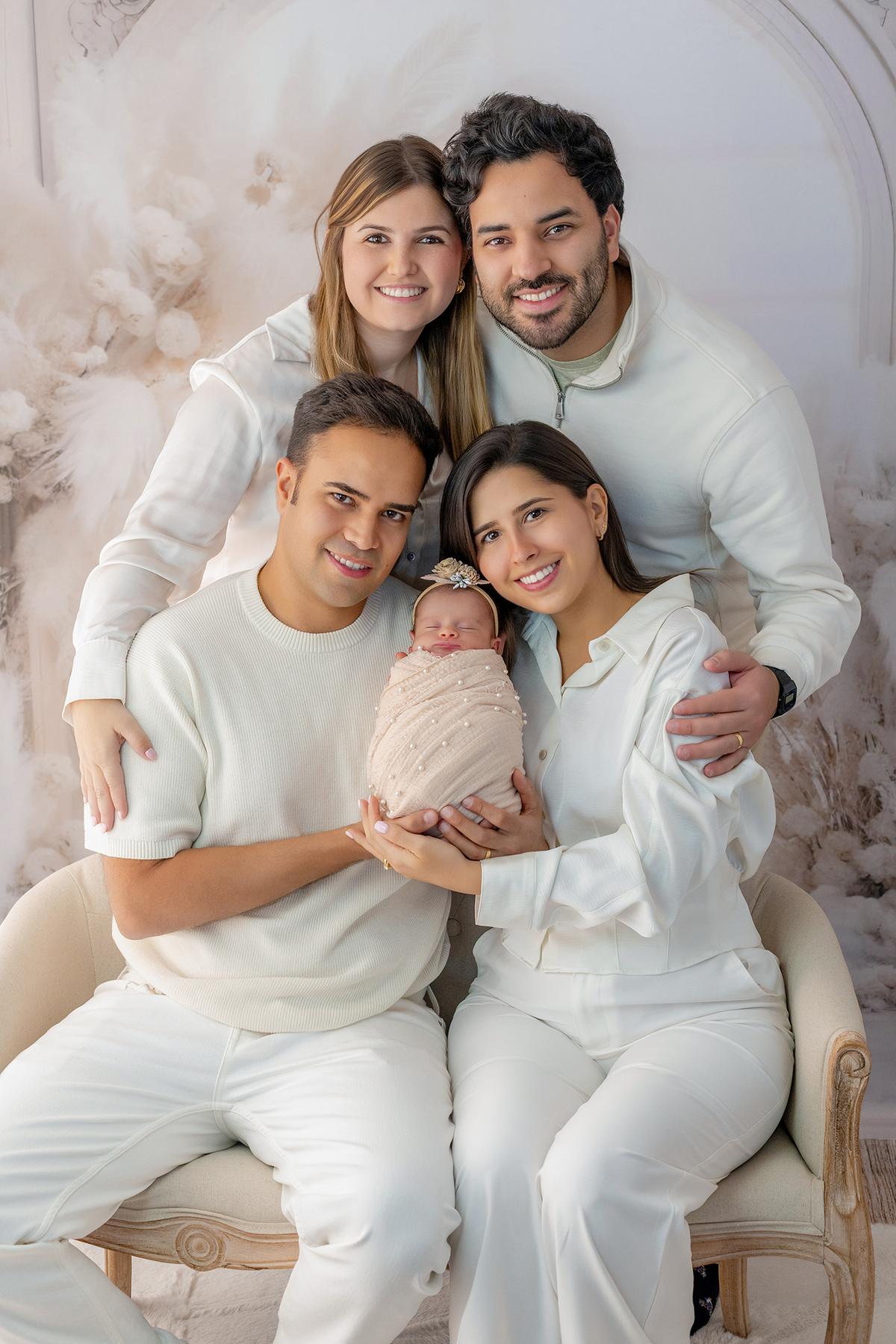 newborn_fotografia_newborn_ensaio_newborn_bebe_recem_nascido_fotografia_infantil_luz_natural_estudio_newborn_sessao_segura_conforto_bebe_primeiros_dias_vida_memorias_familia_bebe_dormindo_posados_suaves_detales_pezinhos_maozinhas_amor_familia_maternidade_