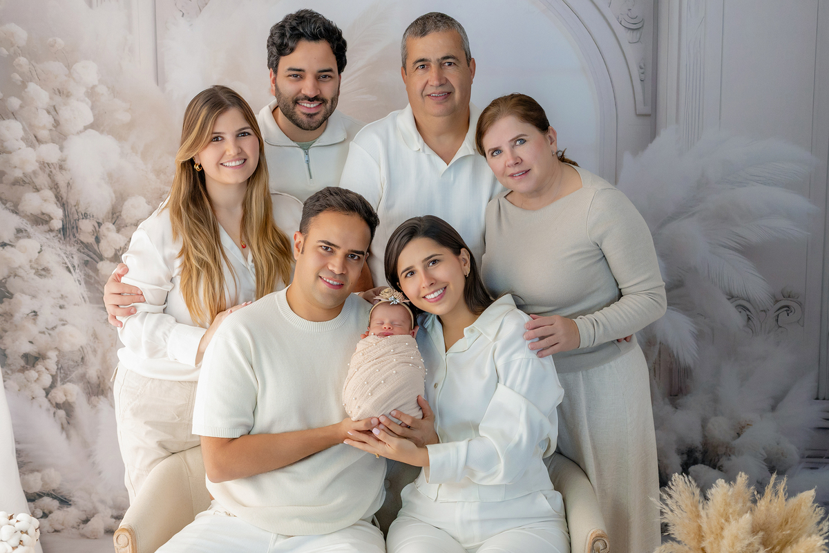 newborn_fotografia_newborn_ensaio_newborn_bebe_recem_nascido_fotografia_infantil_luz_natural_estudio_newborn_sessao_segura_conforto_bebe_primeiros_dias_vida_memorias_familia_bebe_dormindo_posados_suaves_detales_pezinhos_maozinhas_amor_familia_maternidade_