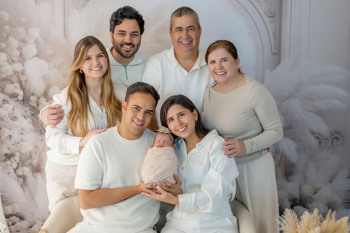 newborn_fotografia_newborn_ensaio_newborn_bebe_recem_nascido_fotografia_infantil_luz_natural_estudio_newborn_sessao_segura_conforto_bebe_primeiros_dias_vida_memorias_familia_bebe_dormindo_posados_suaves_detales_pezinhos_maozinhas_amor_familia_maternidade_