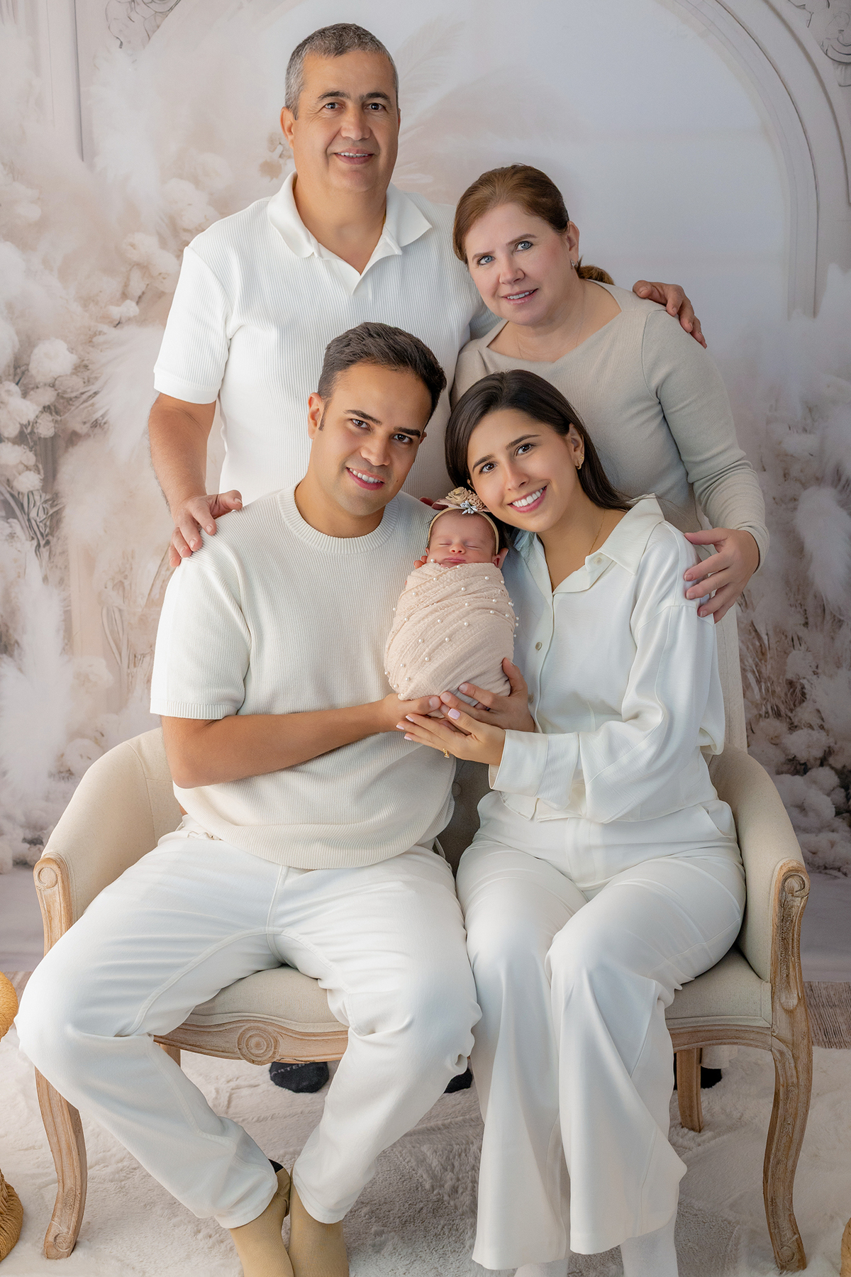 newborn_fotografia_newborn_ensaio_newborn_bebe_recem_nascido_fotografia_infantil_luz_natural_estudio_newborn_sessao_segura_conforto_bebe_primeiros_dias_vida_memorias_familia_bebe_dormindo_posados_suaves_detales_pezinhos_maozinhas_amor_familia_maternidade_