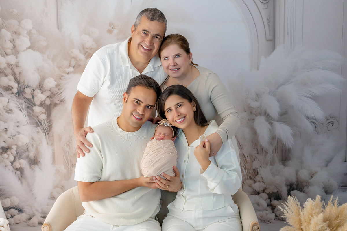 newborn_fotografia_newborn_ensaio_newborn_bebe_recem_nascido_fotografia_infantil_luz_natural_estudio_newborn_sessao_segura_conforto_bebe_primeiros_dias_vida_memorias_familia_bebe_dormindo_posados_suaves_detales_pezinhos_maozinhas_amor_familia_maternidade_