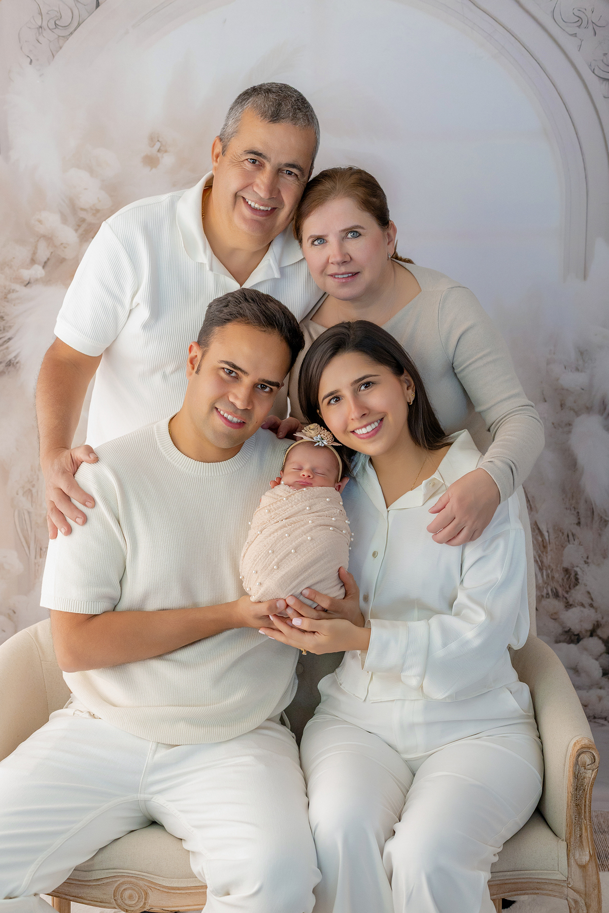newborn_fotografia_newborn_ensaio_newborn_bebe_recem_nascido_fotografia_infantil_luz_natural_estudio_newborn_sessao_segura_conforto_bebe_primeiros_dias_vida_memorias_familia_bebe_dormindo_posados_suaves_detales_pezinhos_maozinhas_amor_familia_maternidade_
