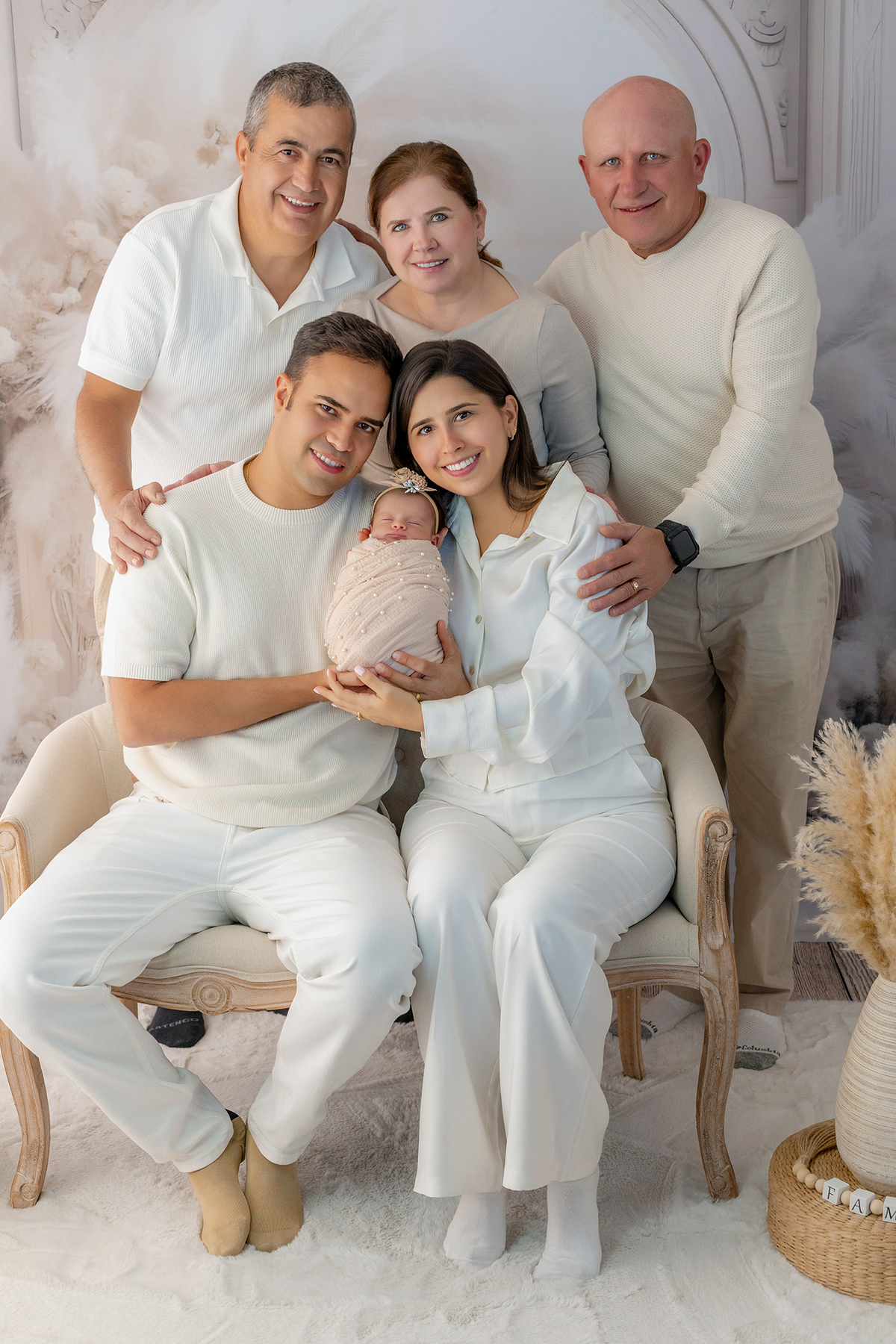 newborn_fotografia_newborn_ensaio_newborn_bebe_recem_nascido_fotografia_infantil_luz_natural_estudio_newborn_sessao_segura_conforto_bebe_primeiros_dias_vida_memorias_familia_bebe_dormindo_posados_suaves_detales_pezinhos_maozinhas_amor_familia_maternidade_