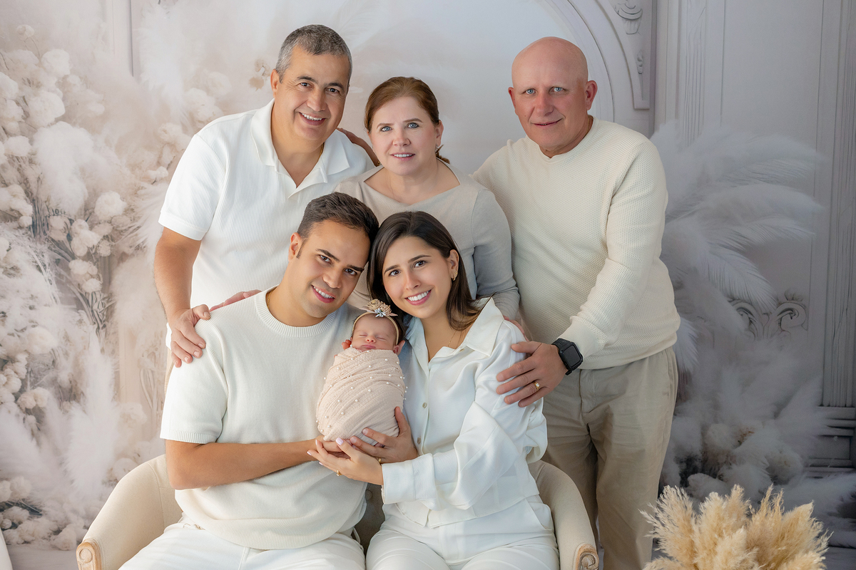newborn_fotografia_newborn_ensaio_newborn_bebe_recem_nascido_fotografia_infantil_luz_natural_estudio_newborn_sessao_segura_conforto_bebe_primeiros_dias_vida_memorias_familia_bebe_dormindo_posados_suaves_detales_pezinhos_maozinhas_amor_familia_maternidade_