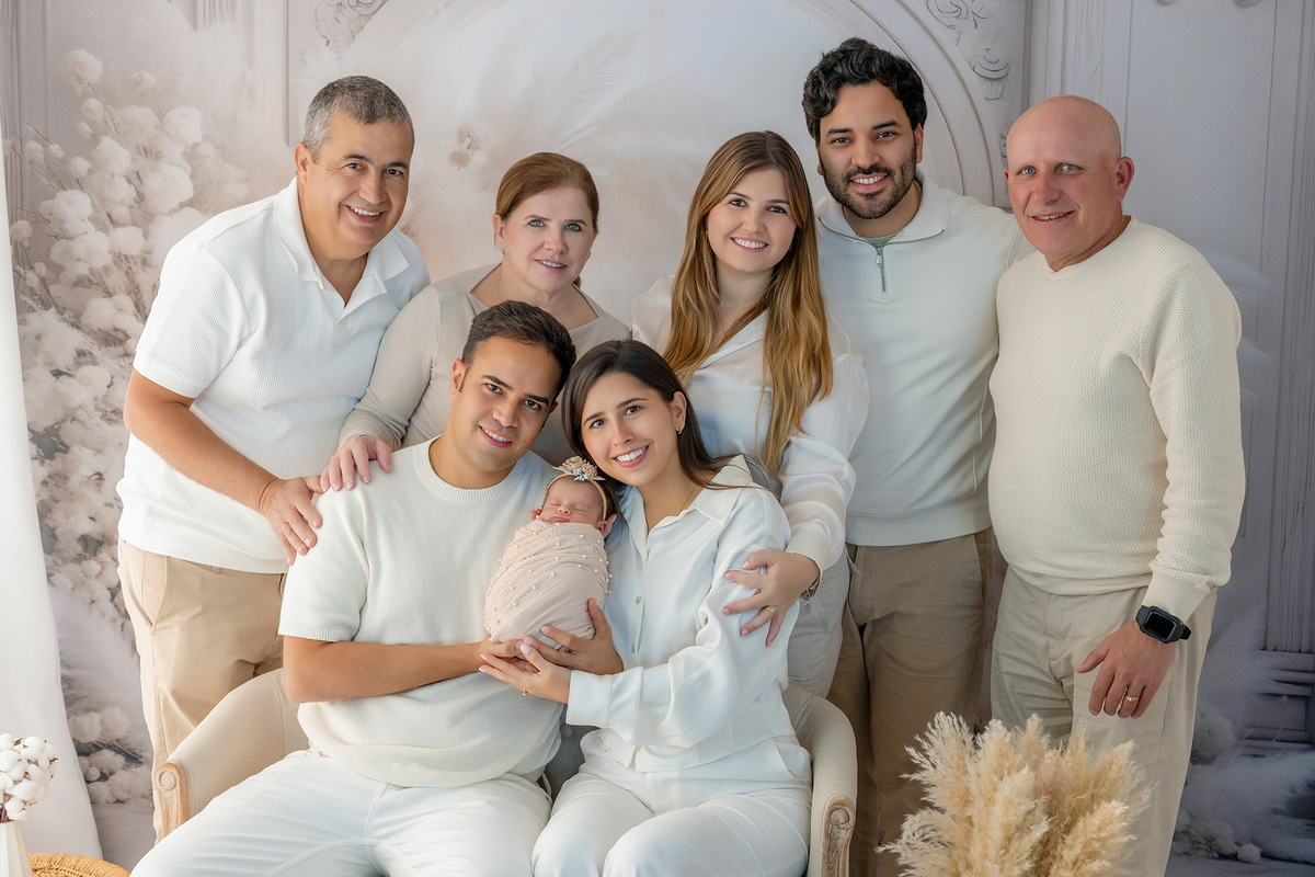 newborn_fotografia_newborn_ensaio_newborn_bebe_recem_nascido_fotografia_infantil_luz_natural_estudio_newborn_sessao_segura_conforto_bebe_primeiros_dias_vida_memorias_familia_bebe_dormindo_posados_suaves_detales_pezinhos_maozinhas_amor_familia_maternidade_