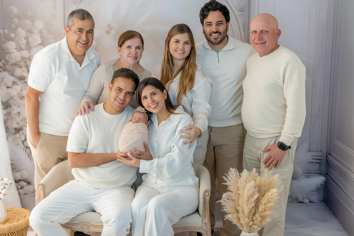 newborn_fotografia_newborn_ensaio_newborn_bebe_recem_nascido_fotografia_infantil_luz_natural_estudio_newborn_sessao_segura_conforto_bebe_primeiros_dias_vida_memorias_familia_bebe_dormindo_posados_suaves_detales_pezinhos_maozinhas_amor_familia_maternidade_
