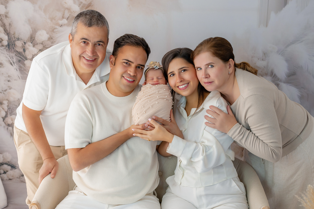 newborn_fotografia_newborn_ensaio_newborn_bebe_recem_nascido_fotografia_infantil_luz_natural_estudio_newborn_sessao_segura_conforto_bebe_primeiros_dias_vida_memorias_familia_bebe_dormindo_posados_suaves_detales_pezinhos_maozinhas_amor_familia_maternidade_