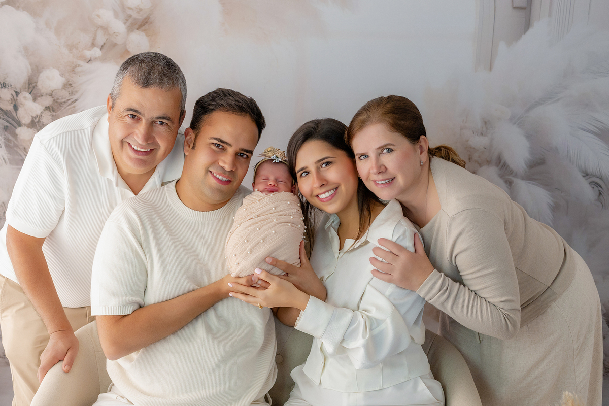 newborn_fotografia_newborn_ensaio_newborn_bebe_recem_nascido_fotografia_infantil_luz_natural_estudio_newborn_sessao_segura_conforto_bebe_primeiros_dias_vida_memorias_familia_bebe_dormindo_posados_suaves_detales_pezinhos_maozinhas_amor_familia_maternidade_