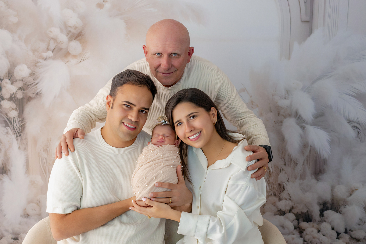 newborn_fotografia_newborn_ensaio_newborn_bebe_recem_nascido_fotografia_infantil_luz_natural_estudio_newborn_sessao_segura_conforto_bebe_primeiros_dias_vida_memorias_familia_bebe_dormindo_posados_suaves_detales_pezinhos_maozinhas_amor_familia_maternidade_