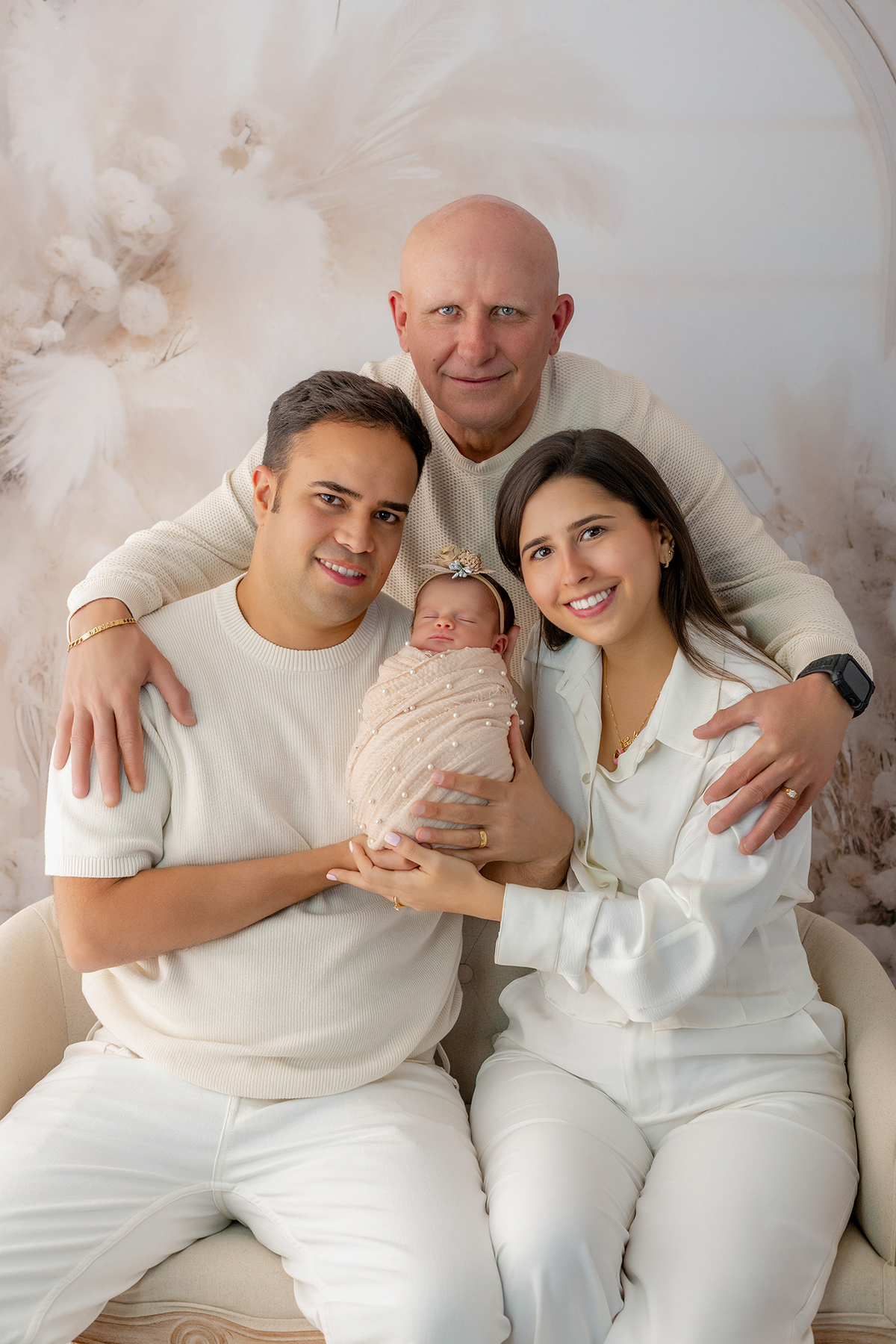 newborn_fotografia_newborn_ensaio_newborn_bebe_recem_nascido_fotografia_infantil_luz_natural_estudio_newborn_sessao_segura_conforto_bebe_primeiros_dias_vida_memorias_familia_bebe_dormindo_posados_suaves_detales_pezinhos_maozinhas_amor_familia_maternidade_