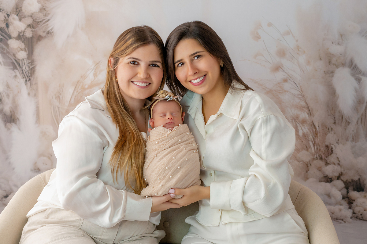 newborn_fotografia_newborn_ensaio_newborn_bebe_recem_nascido_fotografia_infantil_luz_natural_estudio_newborn_sessao_segura_conforto_bebe_primeiros_dias_vida_memorias_familia_bebe_dormindo_posados_suaves_detales_pezinhos_maozinhas_amor_familia_maternidade_