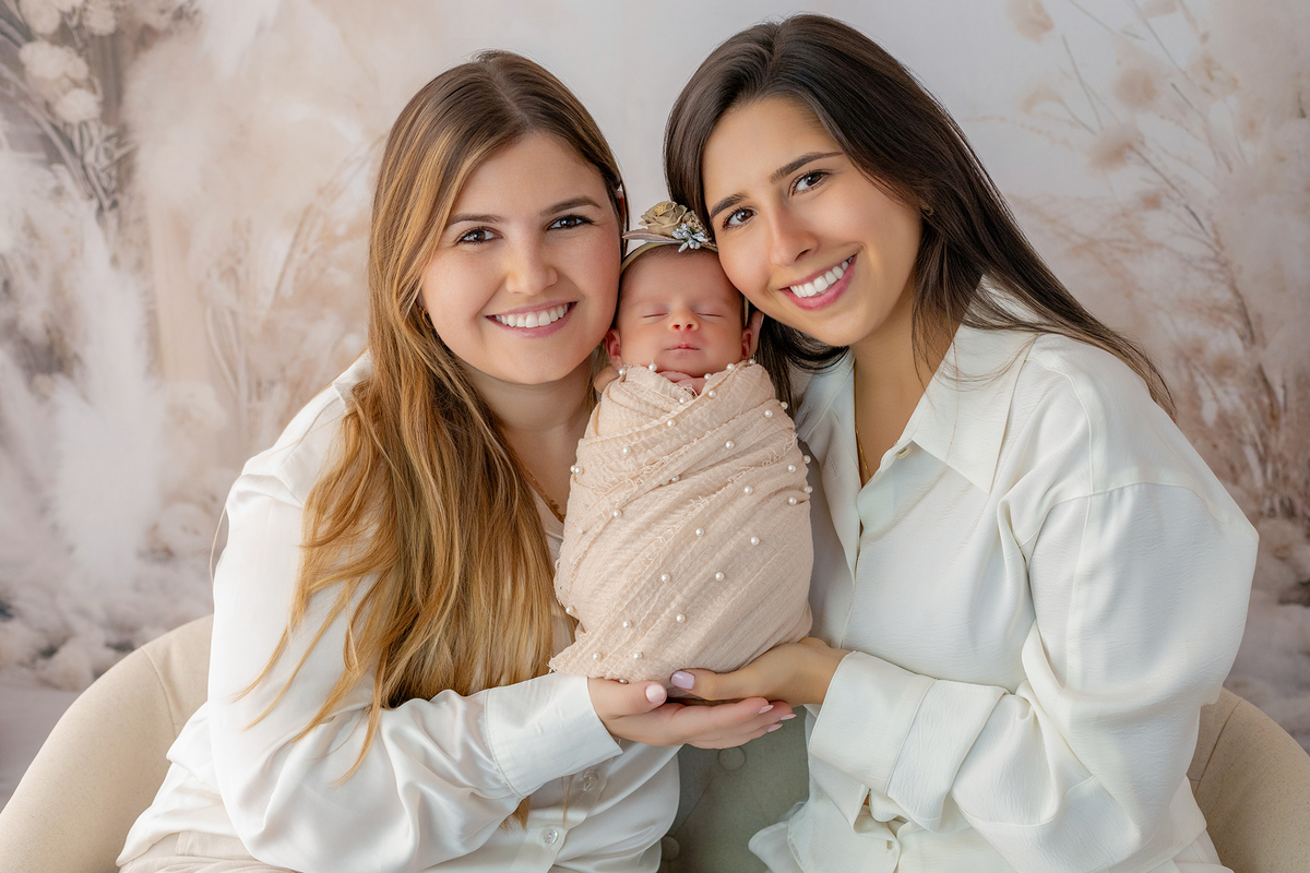 newborn_fotografia_newborn_ensaio_newborn_bebe_recem_nascido_fotografia_infantil_luz_natural_estudio_newborn_sessao_segura_conforto_bebe_primeiros_dias_vida_memorias_familia_bebe_dormindo_posados_suaves_detales_pezinhos_maozinhas_amor_familia_maternidade_