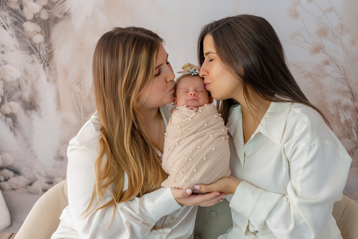 newborn_fotografia_newborn_ensaio_newborn_bebe_recem_nascido_fotografia_infantil_luz_natural_estudio_newborn_sessao_segura_conforto_bebe_primeiros_dias_vida_memorias_familia_bebe_dormindo_posados_suaves_detales_pezinhos_maozinhas_amor_familia_maternidade_