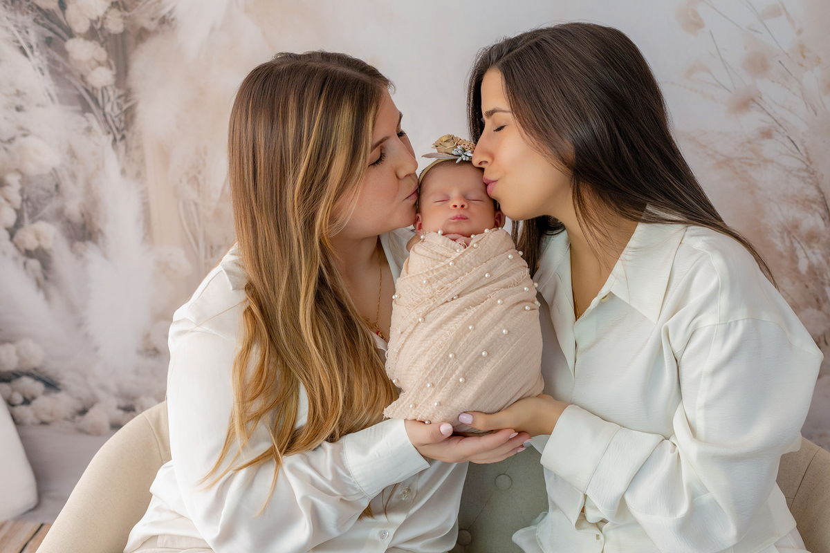 newborn_fotografia_newborn_ensaio_newborn_bebe_recem_nascido_fotografia_infantil_luz_natural_estudio_newborn_sessao_segura_conforto_bebe_primeiros_dias_vida_memorias_familia_bebe_dormindo_posados_suaves_detales_pezinhos_maozinhas_amor_familia_maternidade_