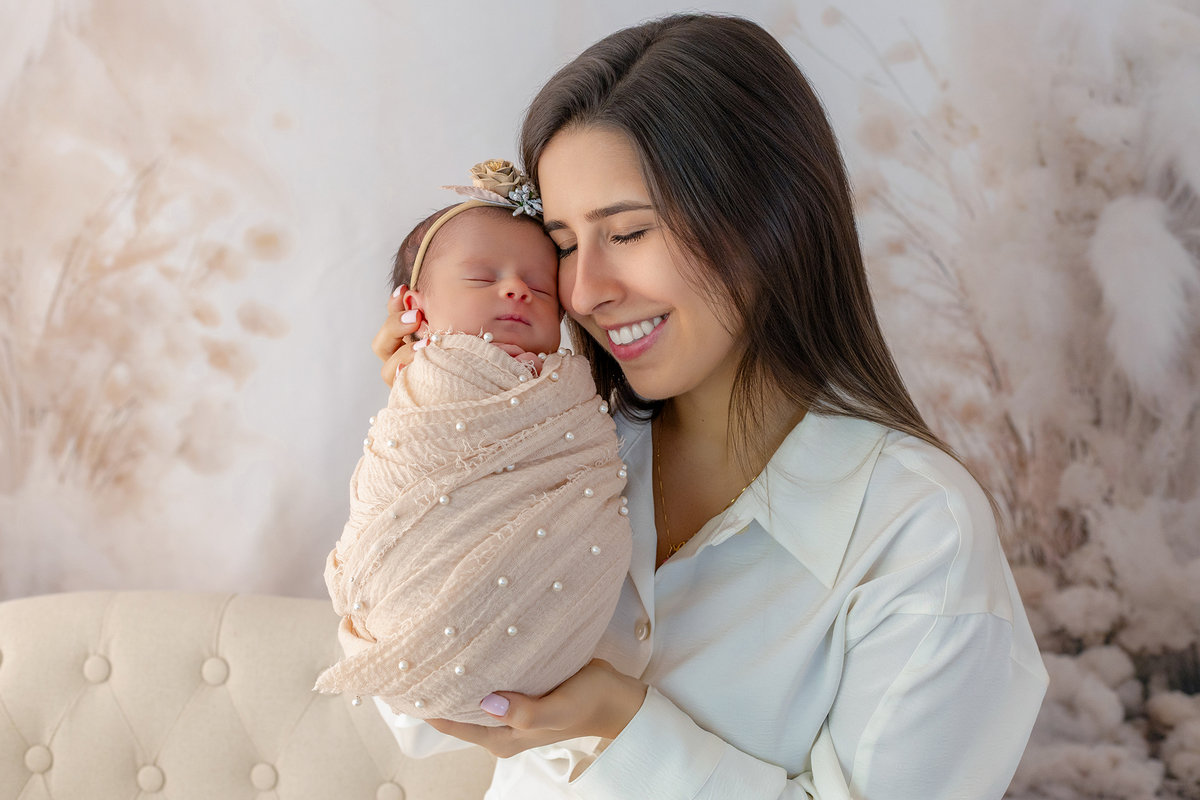 newborn_fotografia_newborn_ensaio_newborn_bebe_recem_nascido_fotografia_infantil_luz_natural_estudio_newborn_sessao_segura_conforto_bebe_primeiros_dias_vida_memorias_familia_bebe_dormindo_posados_suaves_detales_pezinhos_maozinhas_amor_familia_maternidade_