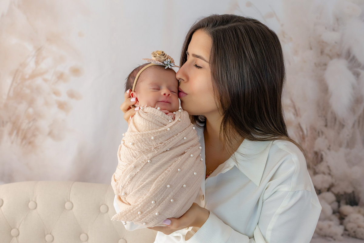 newborn_fotografia_newborn_ensaio_newborn_bebe_recem_nascido_fotografia_infantil_luz_natural_estudio_newborn_sessao_segura_conforto_bebe_primeiros_dias_vida_memorias_familia_bebe_dormindo_posados_suaves_detales_pezinhos_maozinhas_amor_familia_maternidade_