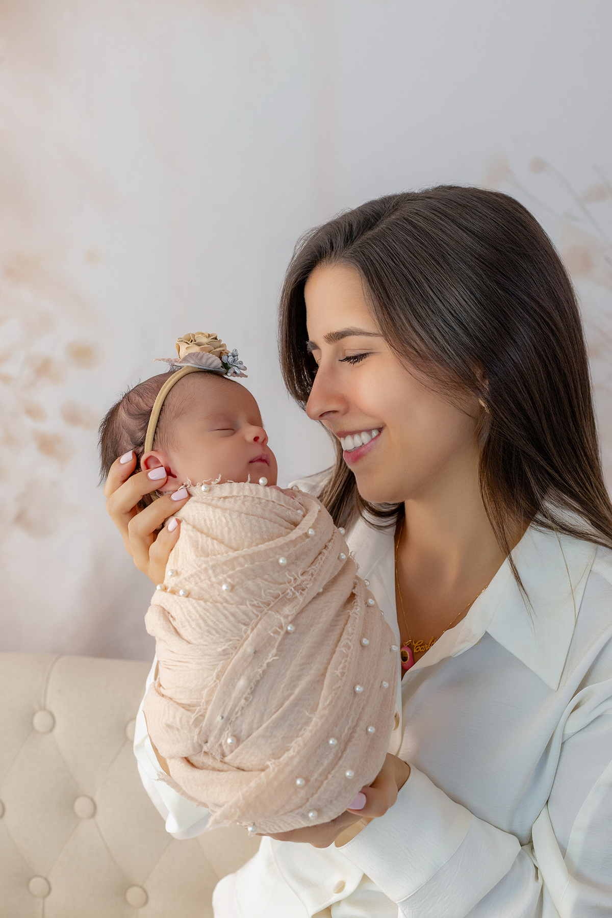 newborn_fotografia_newborn_ensaio_newborn_bebe_recem_nascido_fotografia_infantil_luz_natural_estudio_newborn_sessao_segura_conforto_bebe_primeiros_dias_vida_memorias_familia_bebe_dormindo_posados_suaves_detales_pezinhos_maozinhas_amor_familia_maternidade_