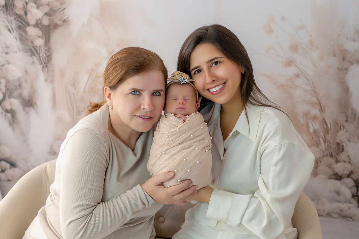 newborn_fotografia_newborn_ensaio_newborn_bebe_recem_nascido_fotografia_infantil_luz_natural_estudio_newborn_sessao_segura_conforto_bebe_primeiros_dias_vida_memorias_familia_bebe_dormindo_posados_suaves_detales_pezinhos_maozinhas_amor_familia_maternidade_