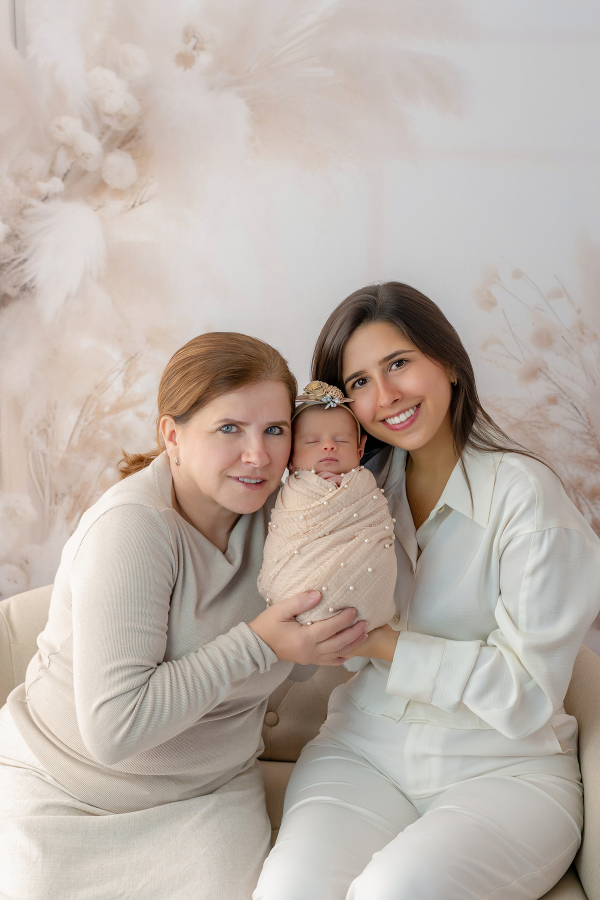 newborn_fotografia_newborn_ensaio_newborn_bebe_recem_nascido_fotografia_infantil_luz_natural_estudio_newborn_sessao_segura_conforto_bebe_primeiros_dias_vida_memorias_familia_bebe_dormindo_posados_suaves_detales_pezinhos_maozinhas_amor_familia_maternidade_