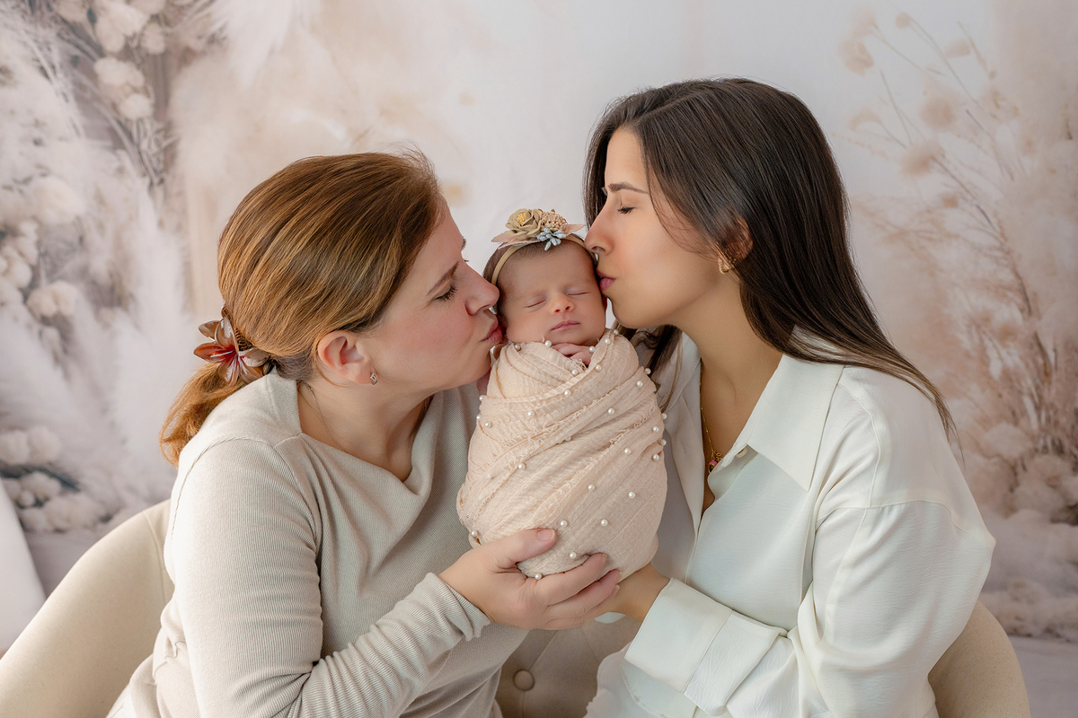 newborn_fotografia_newborn_ensaio_newborn_bebe_recem_nascido_fotografia_infantil_luz_natural_estudio_newborn_sessao_segura_conforto_bebe_primeiros_dias_vida_memorias_familia_bebe_dormindo_posados_suaves_detales_pezinhos_maozinhas_amor_familia_maternidade_