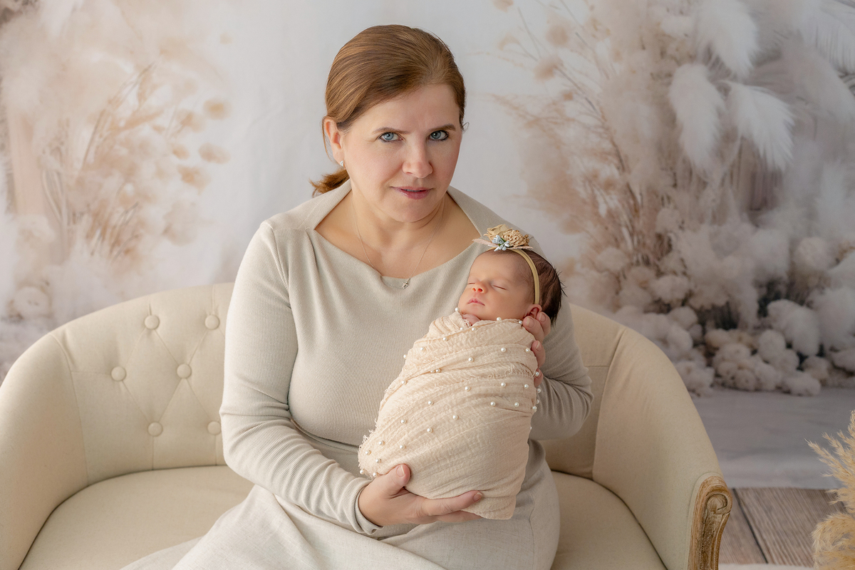 newborn_fotografia_newborn_ensaio_newborn_bebe_recem_nascido_fotografia_infantil_luz_natural_estudio_newborn_sessao_segura_conforto_bebe_primeiros_dias_vida_memorias_familia_bebe_dormindo_posados_suaves_detales_pezinhos_maozinhas_amor_familia_maternidade_