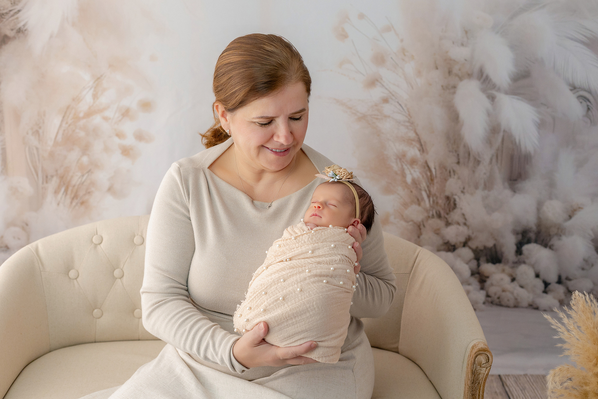 newborn_fotografia_newborn_ensaio_newborn_bebe_recem_nascido_fotografia_infantil_luz_natural_estudio_newborn_sessao_segura_conforto_bebe_primeiros_dias_vida_memorias_familia_bebe_dormindo_posados_suaves_detales_pezinhos_maozinhas_amor_familia_maternidade_