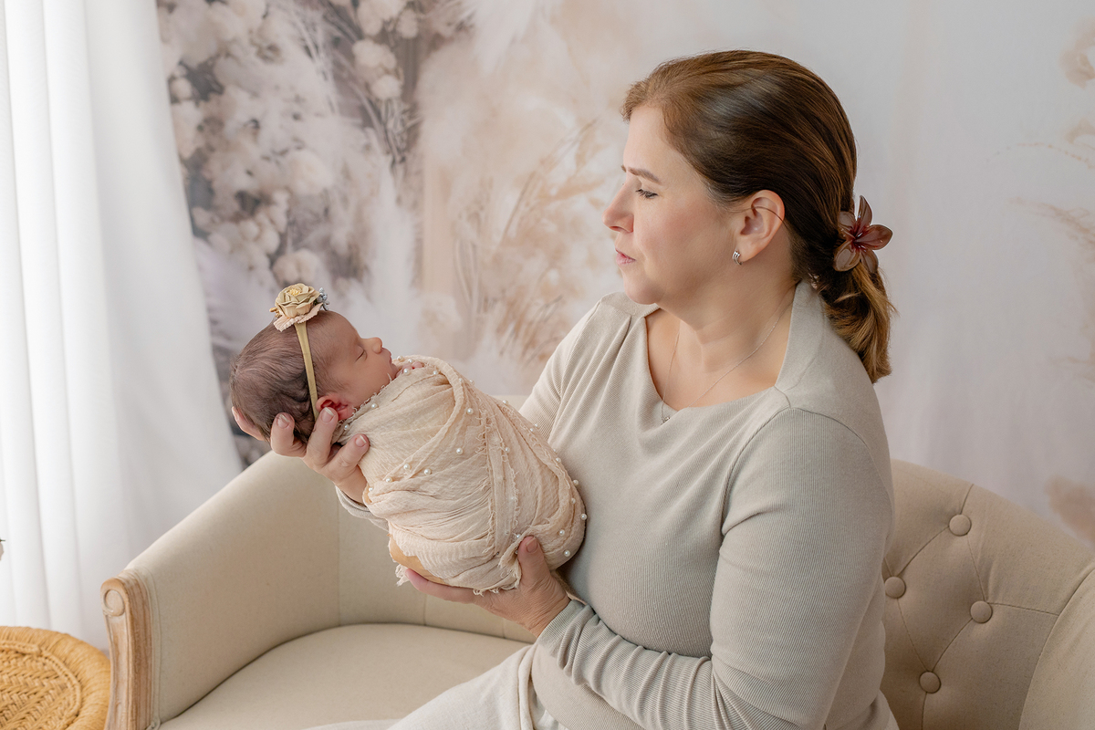 newborn_fotografia_newborn_ensaio_newborn_bebe_recem_nascido_fotografia_infantil_luz_natural_estudio_newborn_sessao_segura_conforto_bebe_primeiros_dias_vida_memorias_familia_bebe_dormindo_posados_suaves_detales_pezinhos_maozinhas_amor_familia_maternidade_