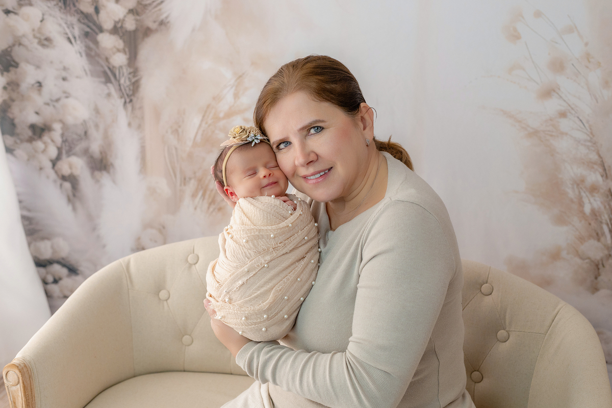 newborn_fotografia_newborn_ensaio_newborn_bebe_recem_nascido_fotografia_infantil_luz_natural_estudio_newborn_sessao_segura_conforto_bebe_primeiros_dias_vida_memorias_familia_bebe_dormindo_posados_suaves_detales_pezinhos_maozinhas_amor_familia_maternidade_