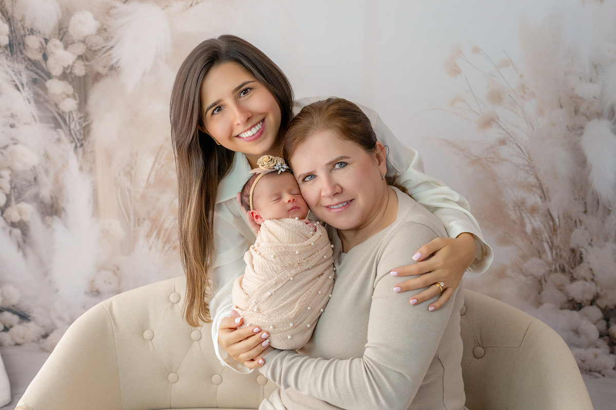 newborn_fotografia_newborn_ensaio_newborn_bebe_recem_nascido_fotografia_infantil_luz_natural_estudio_newborn_sessao_segura_conforto_bebe_primeiros_dias_vida_memorias_familia_bebe_dormindo_posados_suaves_detales_pezinhos_maozinhas_amor_familia_maternidade_