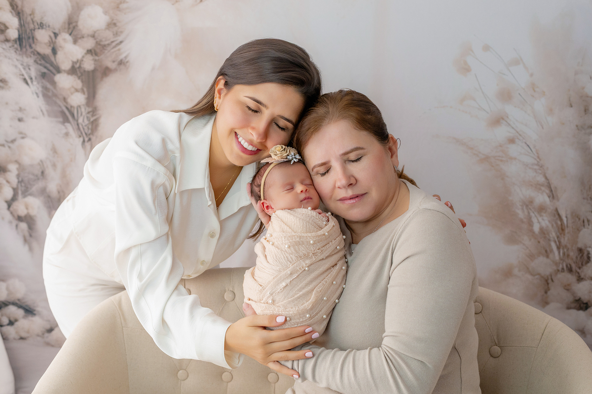 newborn_fotografia_newborn_ensaio_newborn_bebe_recem_nascido_fotografia_infantil_luz_natural_estudio_newborn_sessao_segura_conforto_bebe_primeiros_dias_vida_memorias_familia_bebe_dormindo_posados_suaves_detales_pezinhos_maozinhas_amor_familia_maternidade_