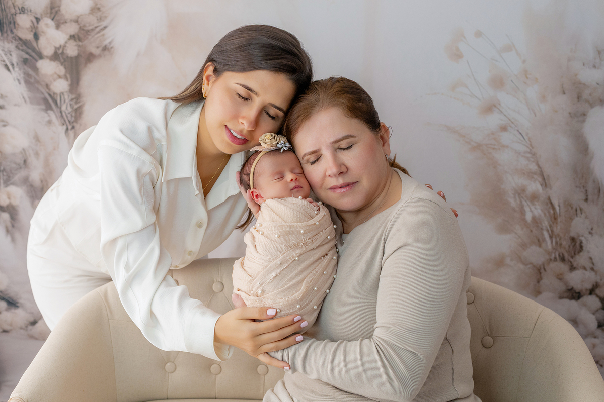 newborn_fotografia_newborn_ensaio_newborn_bebe_recem_nascido_fotografia_infantil_luz_natural_estudio_newborn_sessao_segura_conforto_bebe_primeiros_dias_vida_memorias_familia_bebe_dormindo_posados_suaves_detales_pezinhos_maozinhas_amor_familia_maternidade_