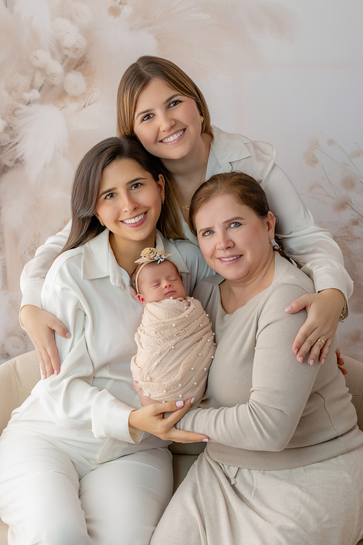 newborn_fotografia_newborn_ensaio_newborn_bebe_recem_nascido_fotografia_infantil_luz_natural_estudio_newborn_sessao_segura_conforto_bebe_primeiros_dias_vida_memorias_familia_bebe_dormindo_posados_suaves_detales_pezinhos_maozinhas_amor_familia_maternidade_