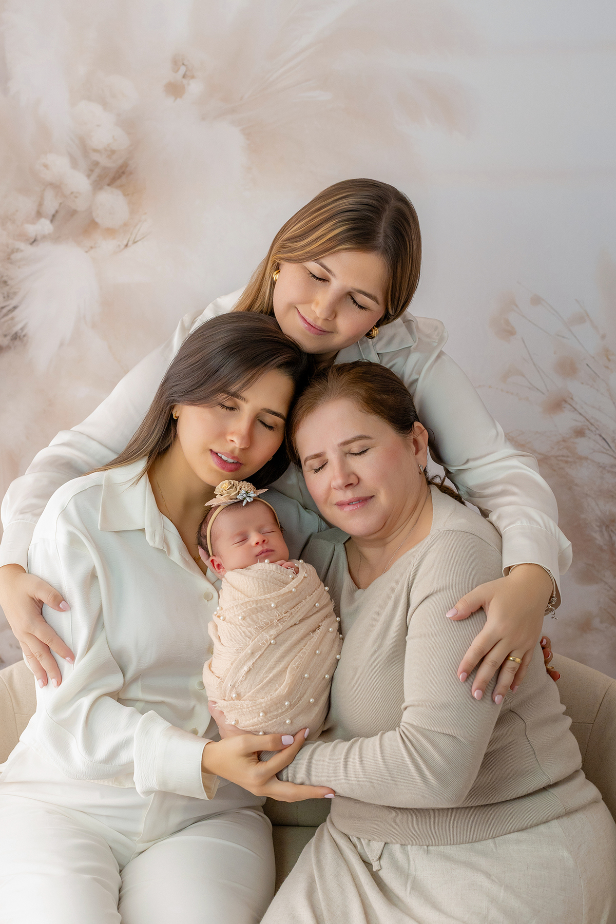 newborn_fotografia_newborn_ensaio_newborn_bebe_recem_nascido_fotografia_infantil_luz_natural_estudio_newborn_sessao_segura_conforto_bebe_primeiros_dias_vida_memorias_familia_bebe_dormindo_posados_suaves_detales_pezinhos_maozinhas_amor_familia_maternidade_