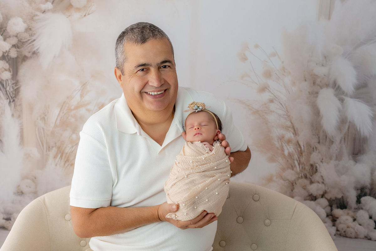newborn_fotografia_newborn_ensaio_newborn_bebe_recem_nascido_fotografia_infantil_luz_natural_estudio_newborn_sessao_segura_conforto_bebe_primeiros_dias_vida_memorias_familia_bebe_dormindo_posados_suaves_detales_pezinhos_maozinhas_amor_familia_maternidade_