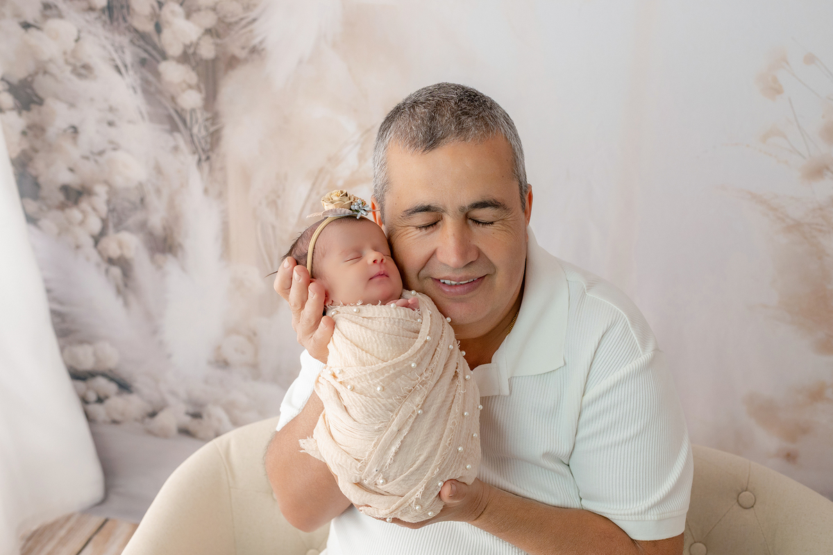 newborn_fotografia_newborn_ensaio_newborn_bebe_recem_nascido_fotografia_infantil_luz_natural_estudio_newborn_sessao_segura_conforto_bebe_primeiros_dias_vida_memorias_familia_bebe_dormindo_posados_suaves_detales_pezinhos_maozinhas_amor_familia_maternidade_