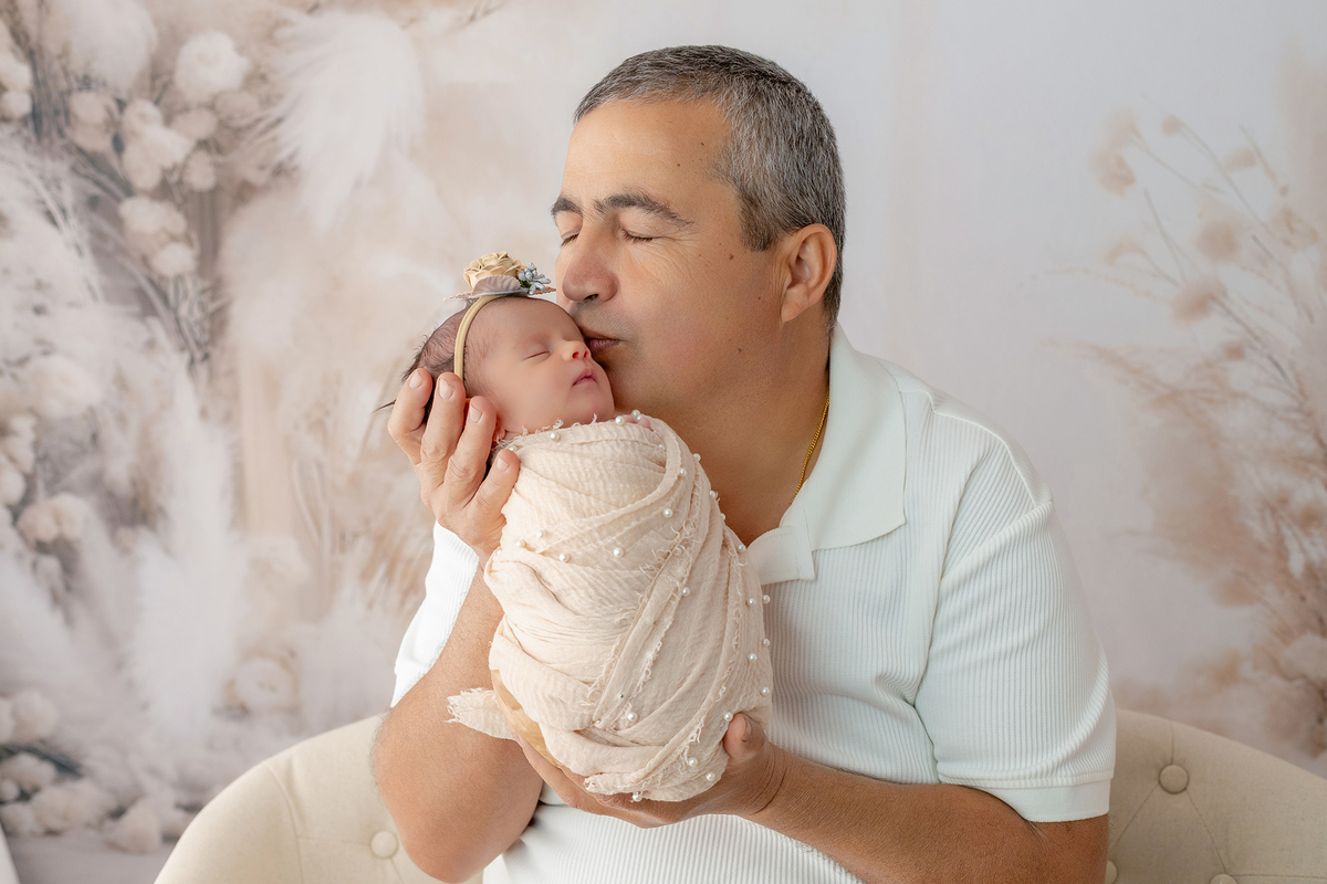 newborn_fotografia_newborn_ensaio_newborn_bebe_recem_nascido_fotografia_infantil_luz_natural_estudio_newborn_sessao_segura_conforto_bebe_primeiros_dias_vida_memorias_familia_bebe_dormindo_posados_suaves_detales_pezinhos_maozinhas_amor_familia_maternidade_