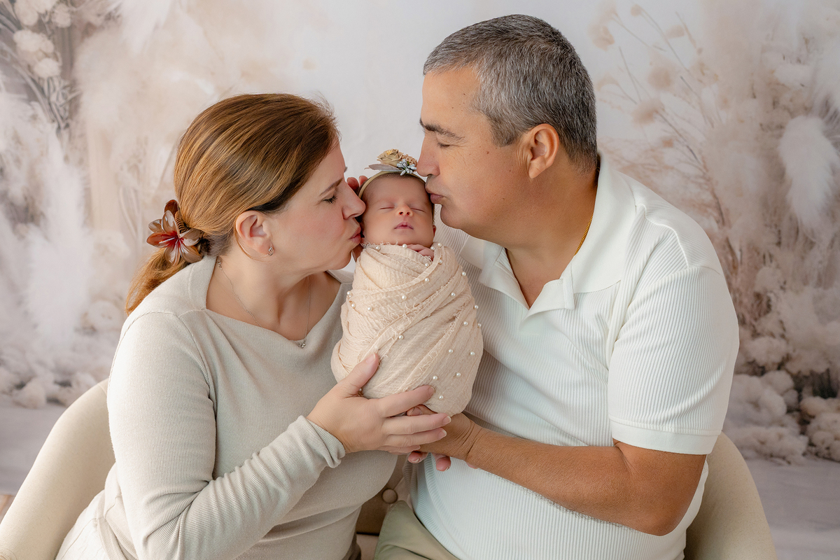 newborn_fotografia_newborn_ensaio_newborn_bebe_recem_nascido_fotografia_infantil_luz_natural_estudio_newborn_sessao_segura_conforto_bebe_primeiros_dias_vida_memorias_familia_bebe_dormindo_posados_suaves_detales_pezinhos_maozinhas_amor_familia_maternidade_