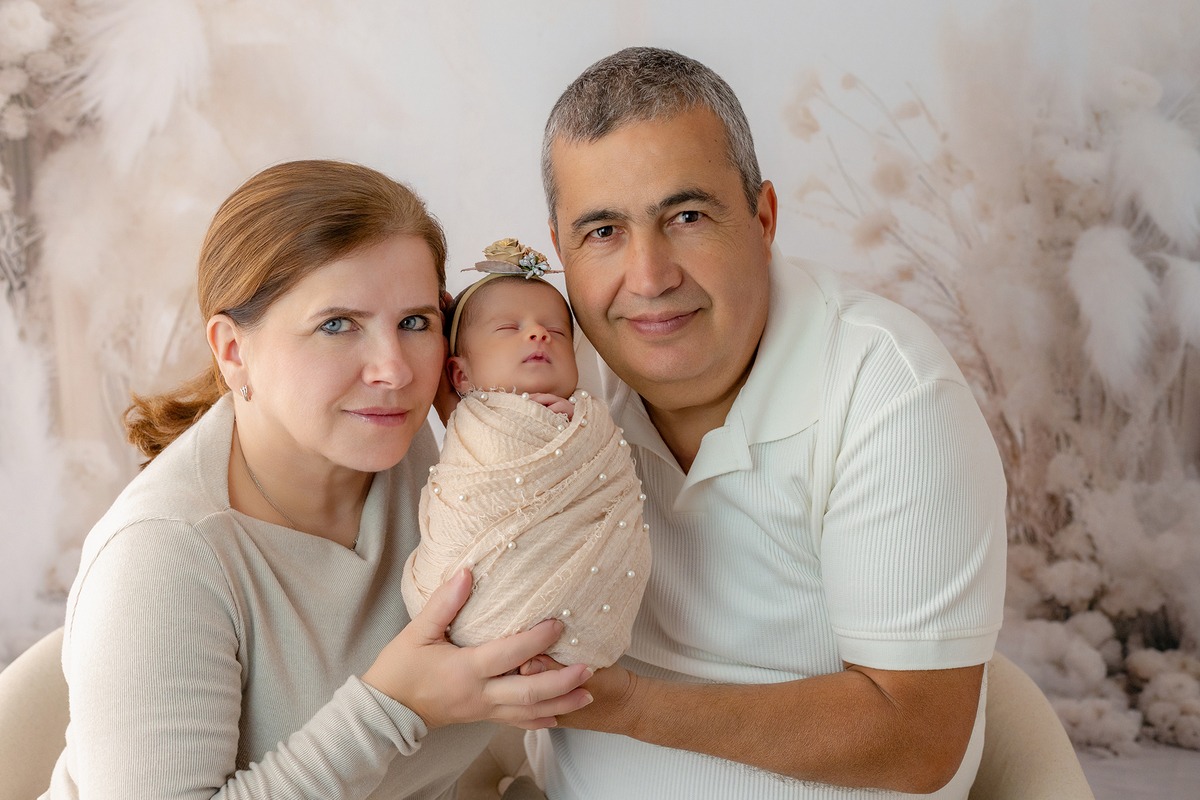 newborn_fotografia_newborn_ensaio_newborn_bebe_recem_nascido_fotografia_infantil_luz_natural_estudio_newborn_sessao_segura_conforto_bebe_primeiros_dias_vida_memorias_familia_bebe_dormindo_posados_suaves_detales_pezinhos_maozinhas_amor_familia_maternidade_