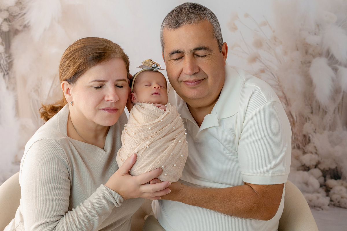 newborn_fotografia_newborn_ensaio_newborn_bebe_recem_nascido_fotografia_infantil_luz_natural_estudio_newborn_sessao_segura_conforto_bebe_primeiros_dias_vida_memorias_familia_bebe_dormindo_posados_suaves_detales_pezinhos_maozinhas_amor_familia_maternidade_