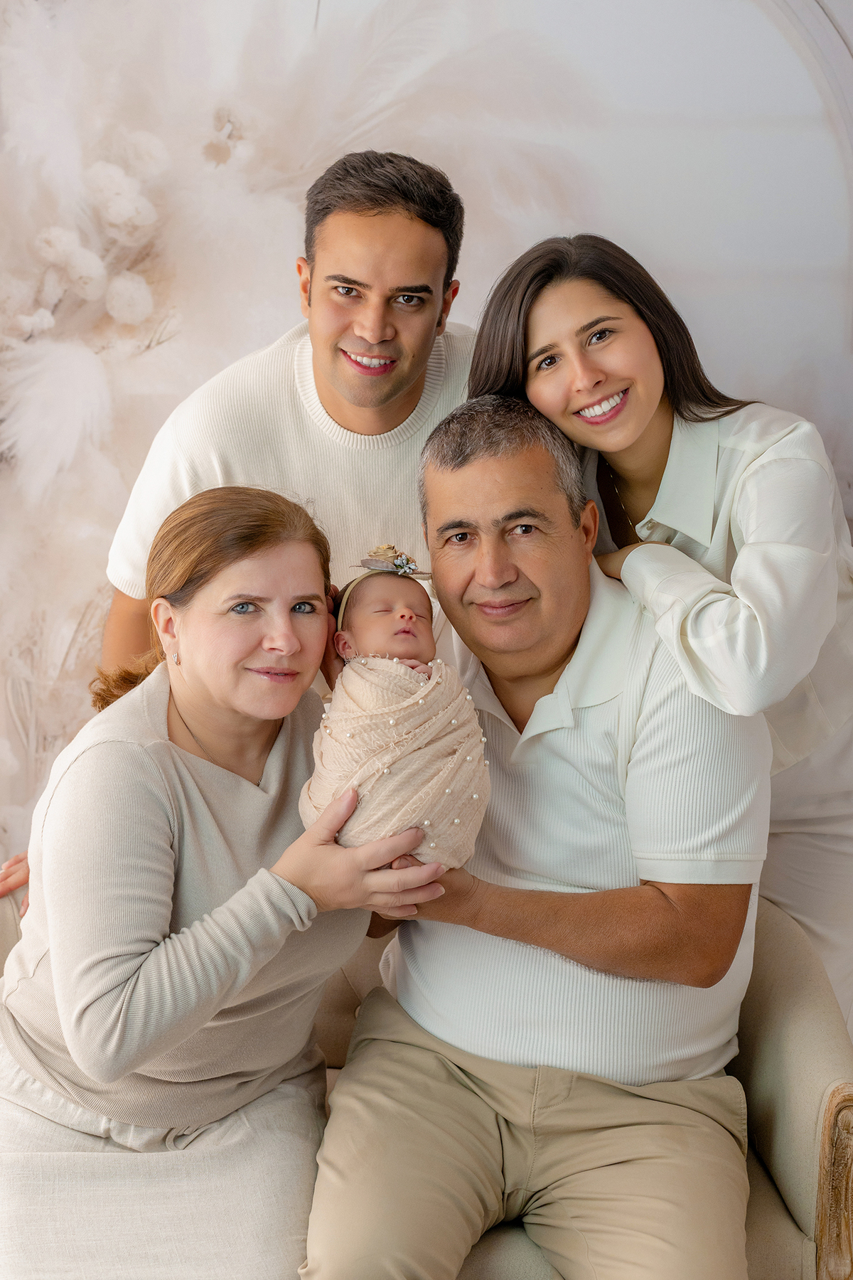 newborn_fotografia_newborn_ensaio_newborn_bebe_recem_nascido_fotografia_infantil_luz_natural_estudio_newborn_sessao_segura_conforto_bebe_primeiros_dias_vida_memorias_familia_bebe_dormindo_posados_suaves_detales_pezinhos_maozinhas_amor_familia_maternidade_