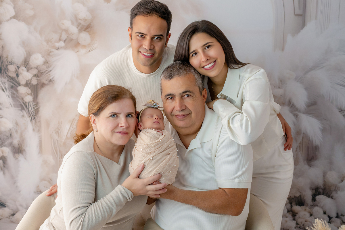 newborn_fotografia_newborn_ensaio_newborn_bebe_recem_nascido_fotografia_infantil_luz_natural_estudio_newborn_sessao_segura_conforto_bebe_primeiros_dias_vida_memorias_familia_bebe_dormindo_posados_suaves_detales_pezinhos_maozinhas_amor_familia_maternidade_