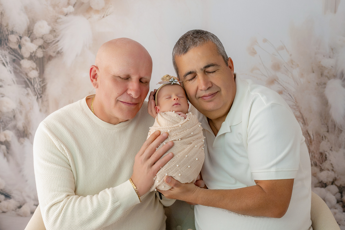 newborn_fotografia_newborn_ensaio_newborn_bebe_recem_nascido_fotografia_infantil_luz_natural_estudio_newborn_sessao_segura_conforto_bebe_primeiros_dias_vida_memorias_familia_bebe_dormindo_posados_suaves_detales_pezinhos_maozinhas_amor_familia_maternidade_