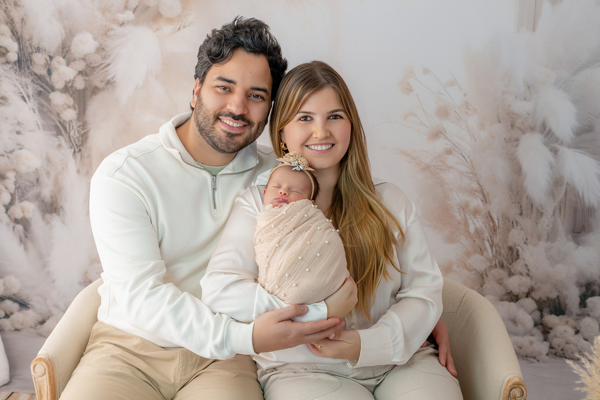 newborn_fotografia_newborn_ensaio_newborn_bebe_recem_nascido_fotografia_infantil_luz_natural_estudio_newborn_sessao_segura_conforto_bebe_primeiros_dias_vida_memorias_familia_bebe_dormindo_posados_suaves_detales_pezinhos_maozinhas_amor_familia_maternidade_