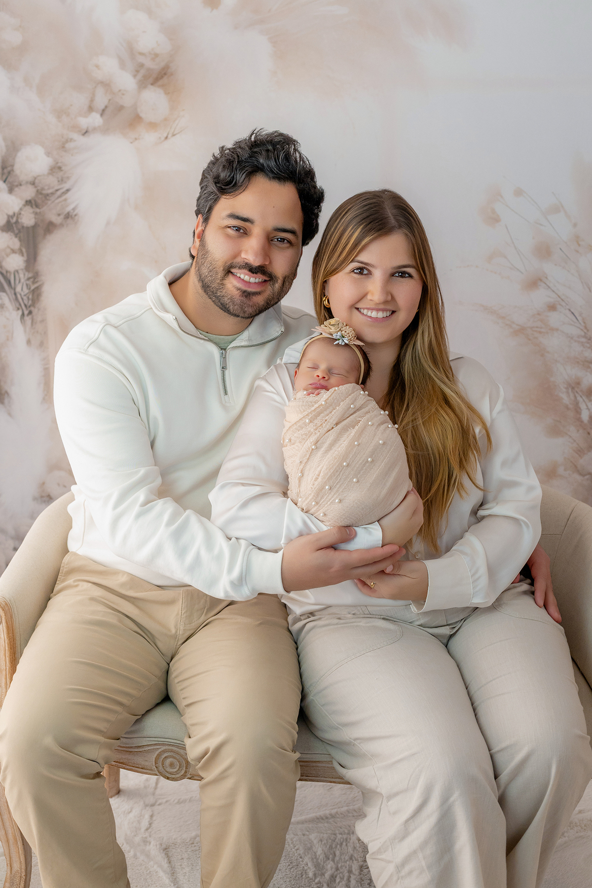 newborn_fotografia_newborn_ensaio_newborn_bebe_recem_nascido_fotografia_infantil_luz_natural_estudio_newborn_sessao_segura_conforto_bebe_primeiros_dias_vida_memorias_familia_bebe_dormindo_posados_suaves_detales_pezinhos_maozinhas_amor_familia_maternidade_