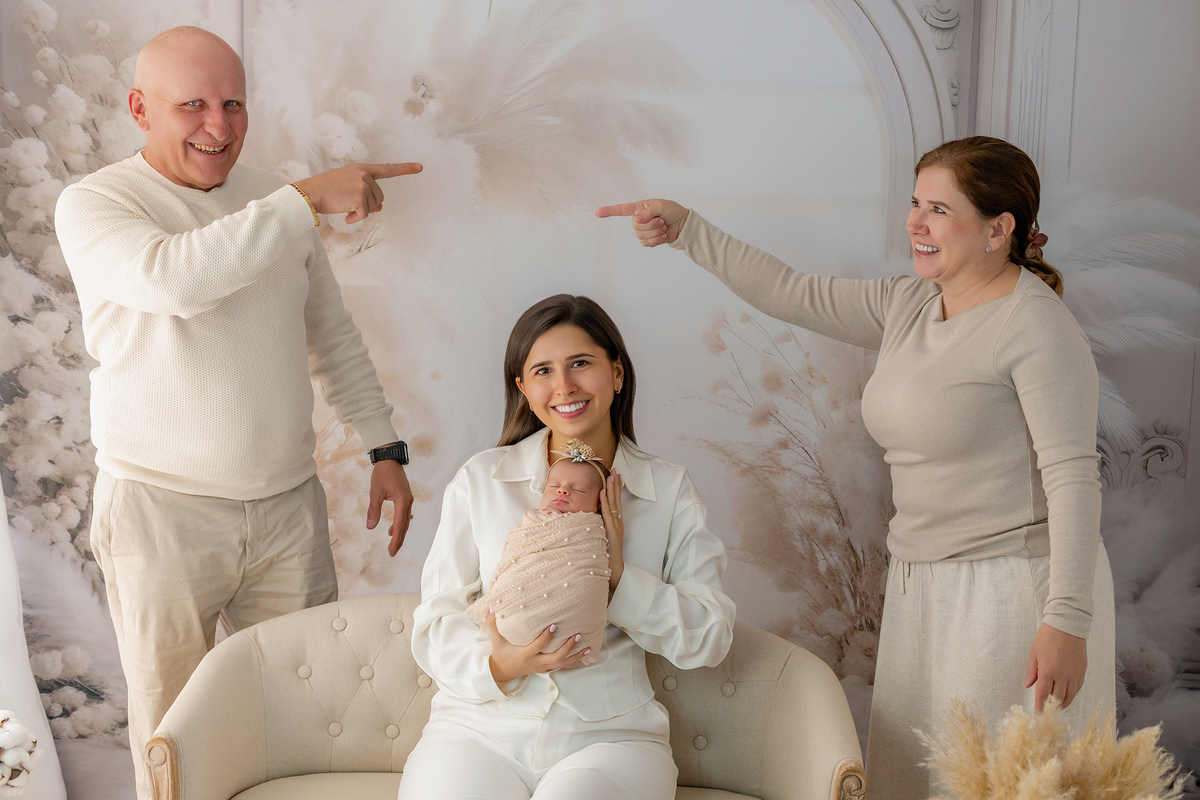 newborn_fotografia_newborn_ensaio_newborn_bebe_recem_nascido_fotografia_infantil_luz_natural_estudio_newborn_sessao_segura_conforto_bebe_primeiros_dias_vida_memorias_familia_bebe_dormindo_posados_suaves_detales_pezinhos_maozinhas_amor_familia_maternidade_