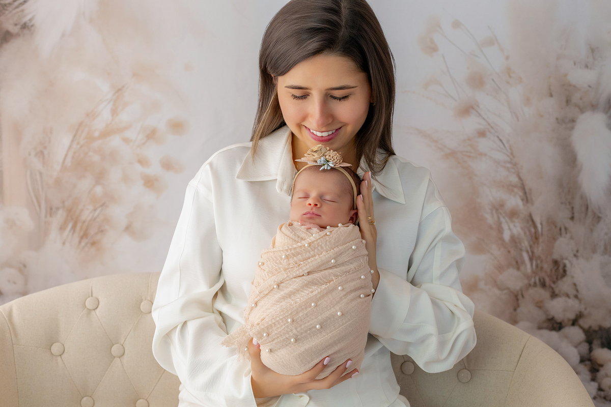 newborn_fotografia_newborn_ensaio_newborn_bebe_recem_nascido_fotografia_infantil_luz_natural_estudio_newborn_sessao_segura_conforto_bebe_primeiros_dias_vida_memorias_familia_bebe_dormindo_posados_suaves_detales_pezinhos_maozinhas_amor_familia_maternidade_