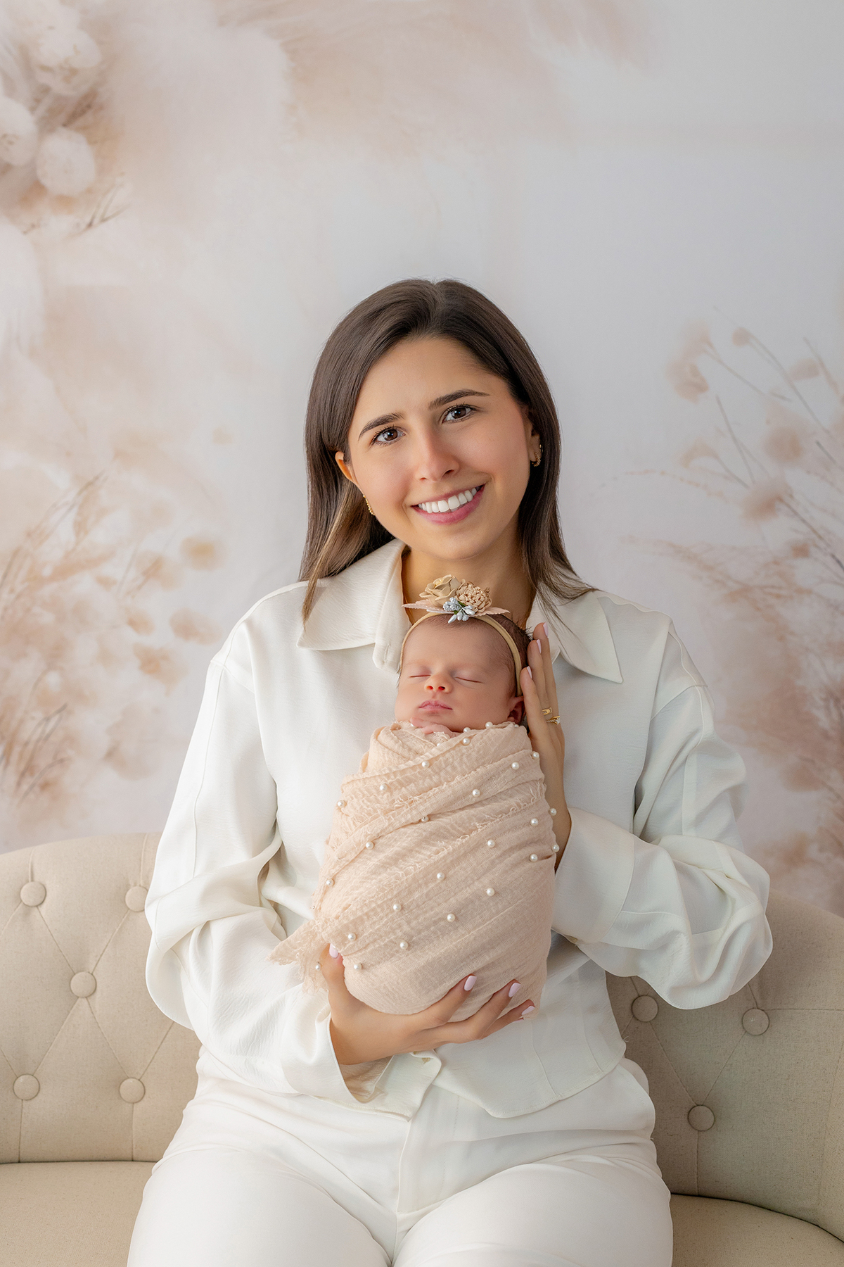 newborn_fotografia_newborn_ensaio_newborn_bebe_recem_nascido_fotografia_infantil_luz_natural_estudio_newborn_sessao_segura_conforto_bebe_primeiros_dias_vida_memorias_familia_bebe_dormindo_posados_suaves_detales_pezinhos_maozinhas_amor_familia_maternidade_