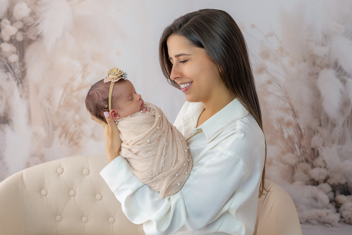 newborn_fotografia_newborn_ensaio_newborn_bebe_recem_nascido_fotografia_infantil_luz_natural_estudio_newborn_sessao_segura_conforto_bebe_primeiros_dias_vida_memorias_familia_bebe_dormindo_posados_suaves_detales_pezinhos_maozinhas_amor_familia_maternidade_